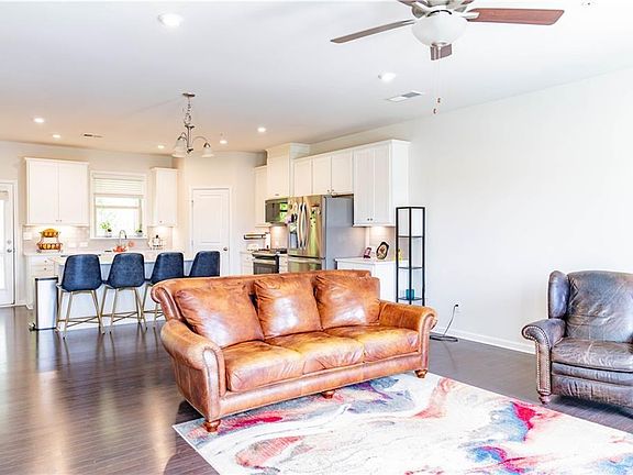 4th image of 1452 Ridgebend Way SE