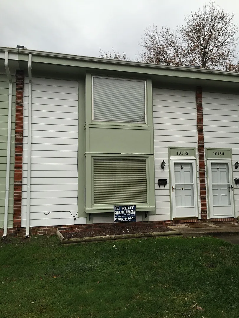 Spacious 2bd/1.5bth Condo Located in Laurel Square!! — Photo 1