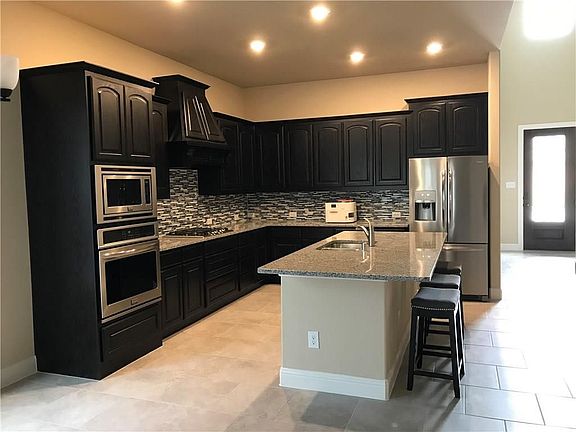 3rd image of 613 Seymour Ct