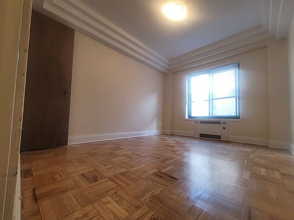 5th image of 2121 E Capitol Dr APT 405