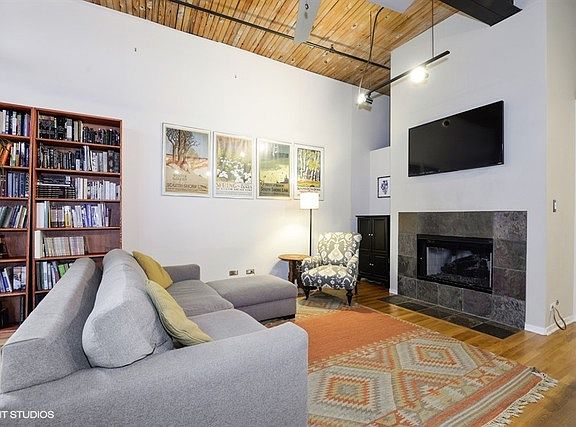 3rd image of 1670 N Claremont Ave APT 202