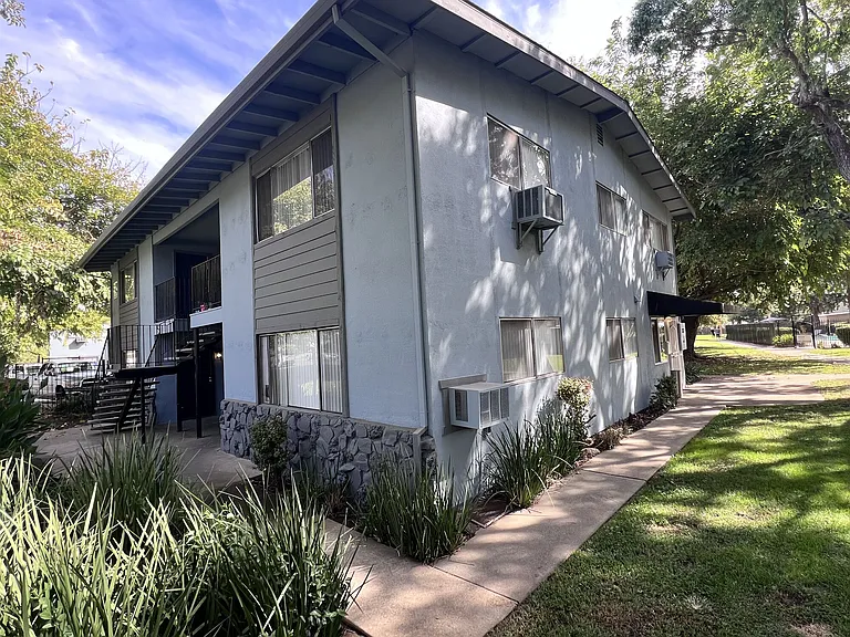 Gold Crossing Apartments — Photo 19
