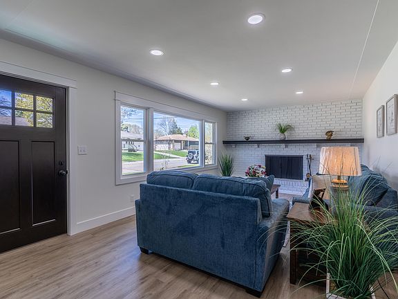 4th image of 2226 Surfwood Dr