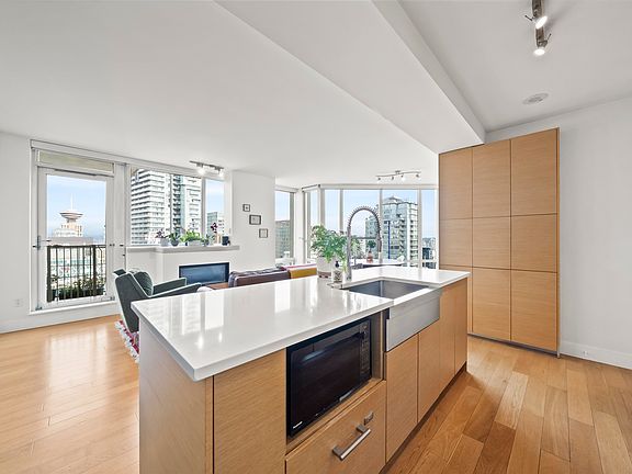 4th image of 565 Smithe St #2505