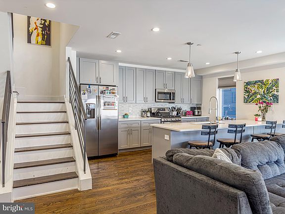4th image of 1910 E Hagert St #2