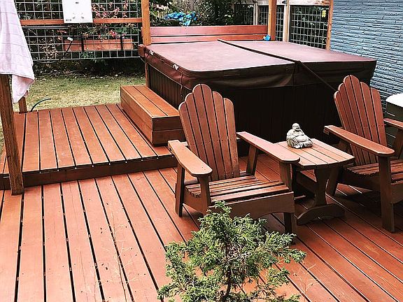 Backyard deck / hot tub