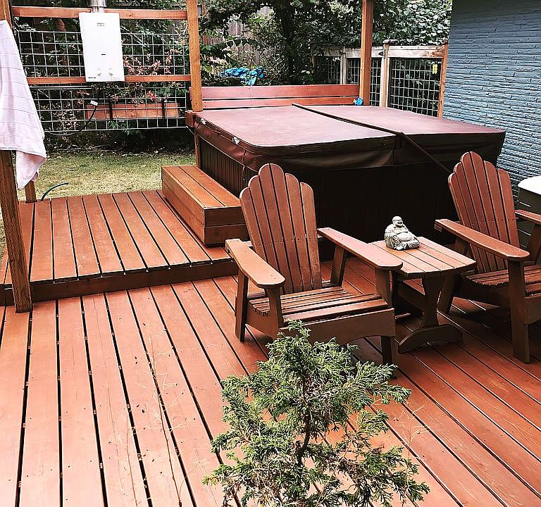 Backyard deck / hot tub