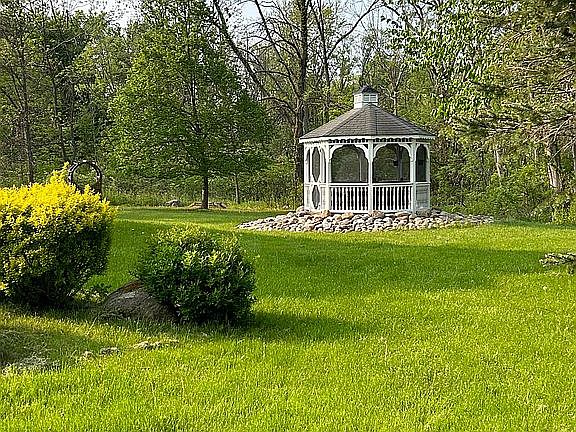 2nd image of 380 Lakeside Rd