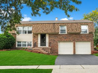 4040 Huntington Blvd, Hoffman Estates, IL 60192