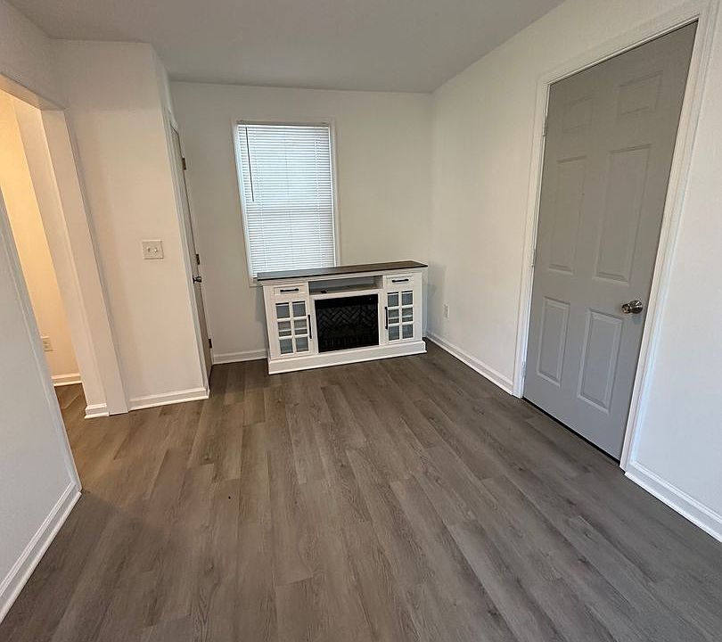 1st image of 2006B Rose Ln
