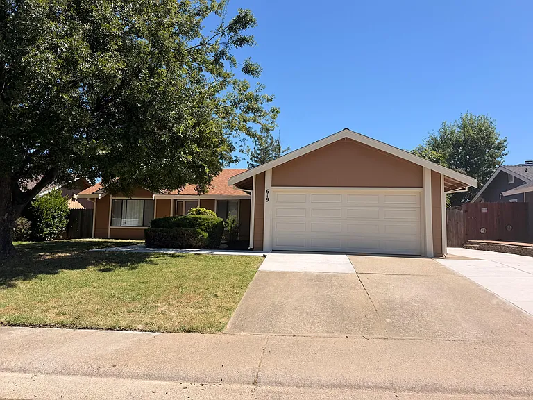 619 Willow Creek Dr — Photo 2