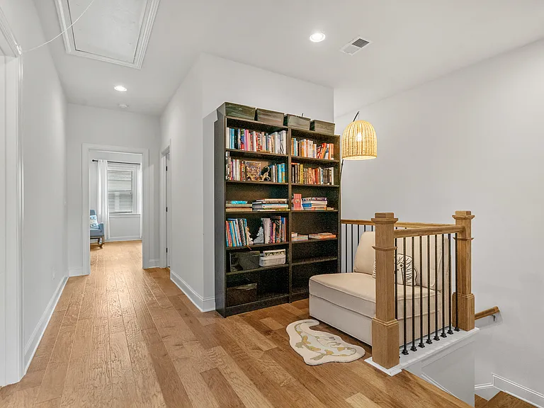 613 Harrington Hls — Photo 17