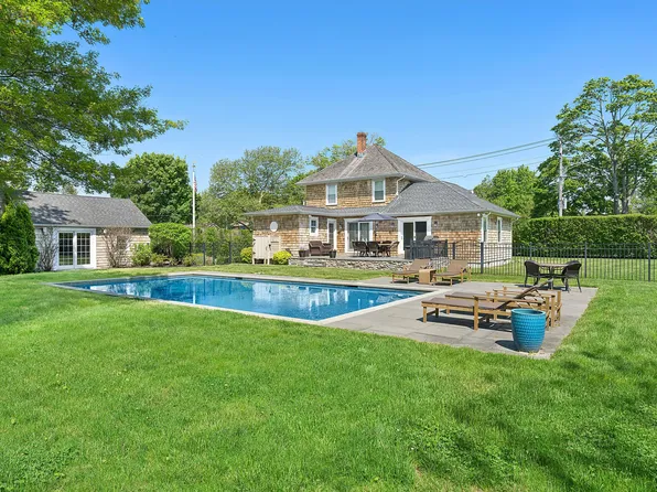 94 Willow St, Southampton, NY 11968