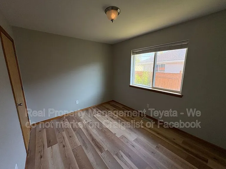 8390 Richmond Park Rd — Photo 14