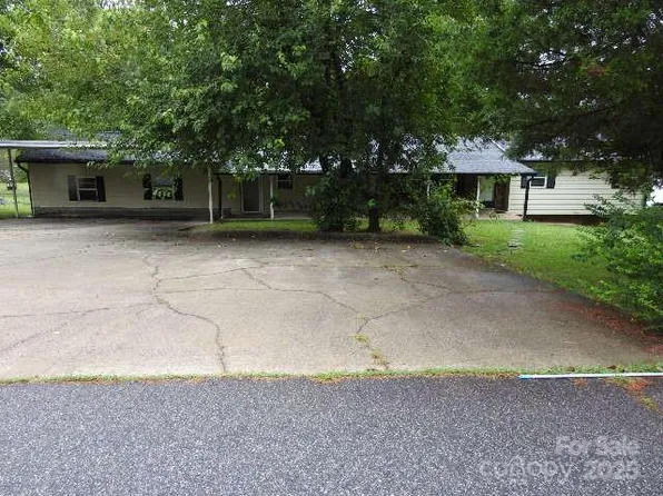 301 Meredith Dr, Archdale, NC 27370