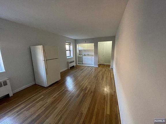 3rd image of 2337 Hudson Ter APT B14