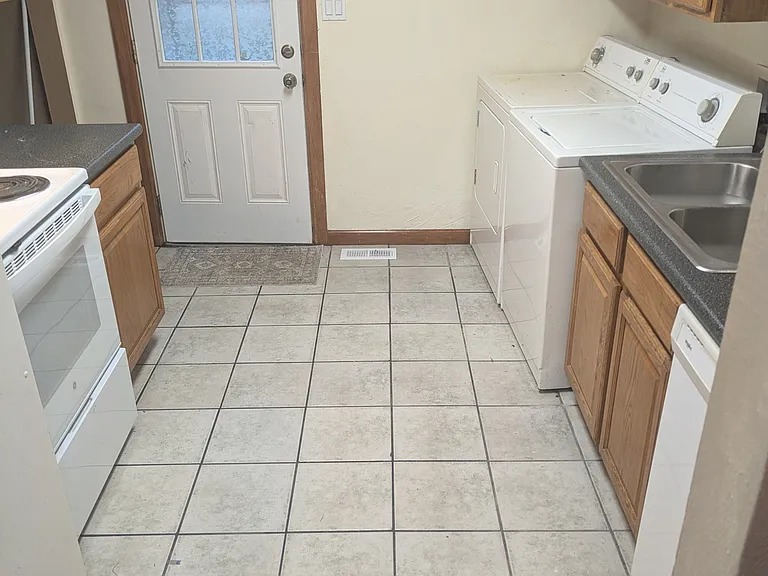 646 Sennett St — Photo 6