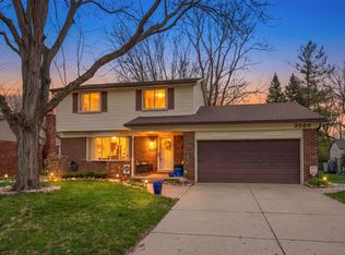 3586 Kings Point Dr, Troy, MI 48083