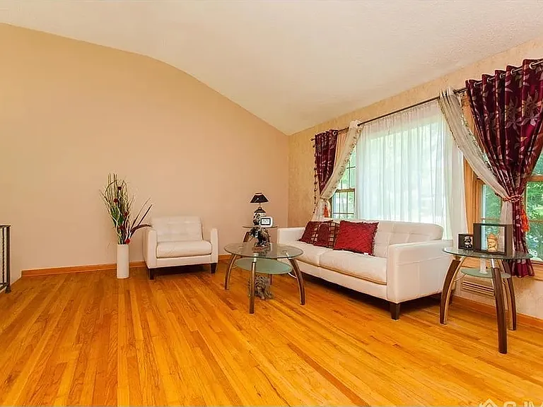 6 Sherwood Rd — Photo 4