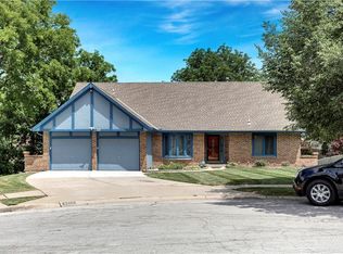 9009 Crescent Ct, Kansas City, MO 64138