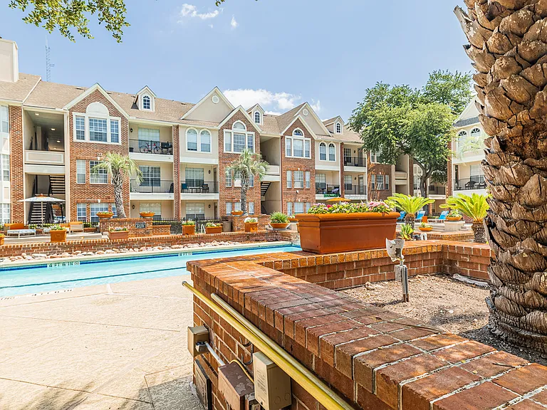 The Village at Bellaire Apartments — Photo 27