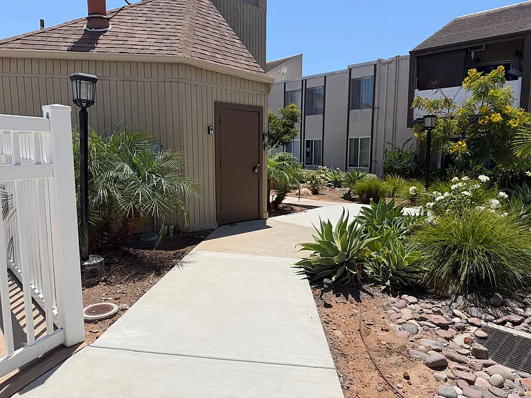 8034 Linda Vista Rd #2V — Photo 12