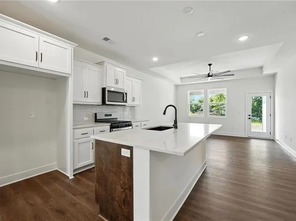 1665 N Grayhawk Dr, Basehor, KS 66007