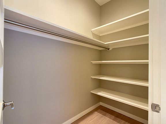 4th image of 1536 Oxford St #24