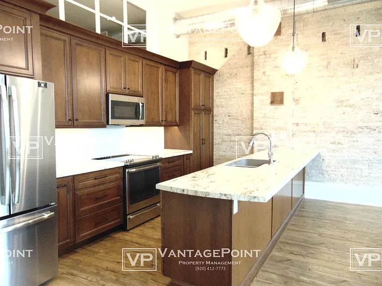 121-123 W Wisconsin Ave #121-1/2 — Photo 4