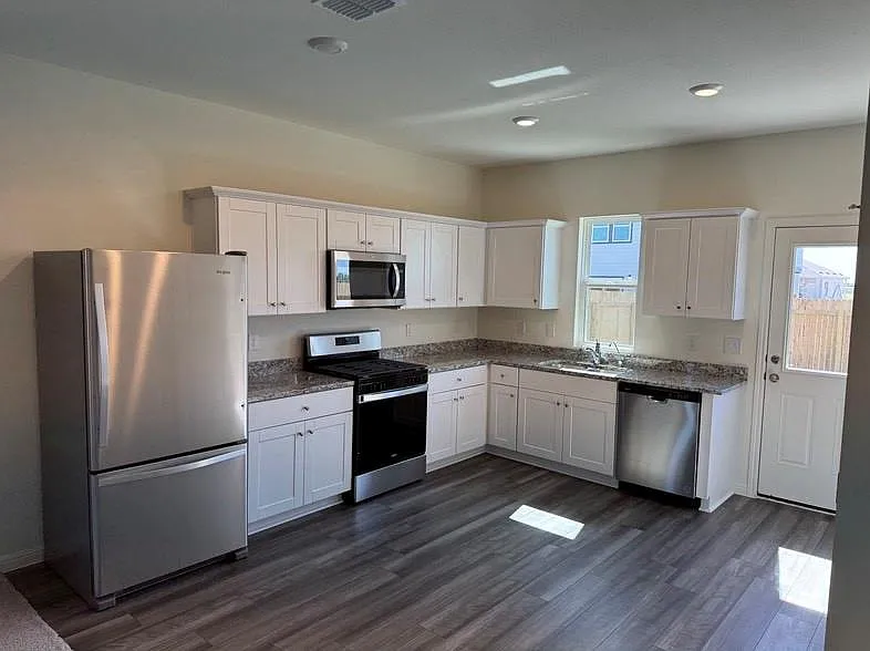 3 bed, 2.0 bath, 1200 sqft, $1,750 — Photo 3