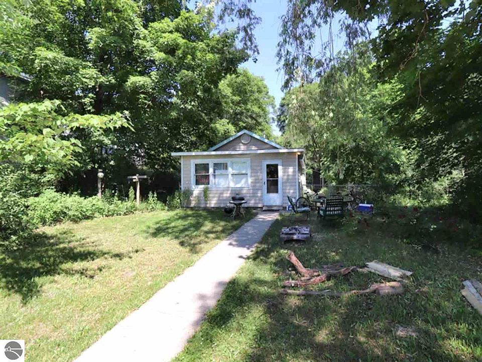 625 Barlow St, Traverse City, MI 49686 Zillow