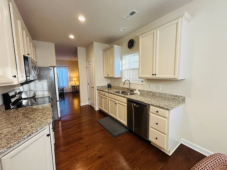 305 Phoenix Blvd NW — Photo 10