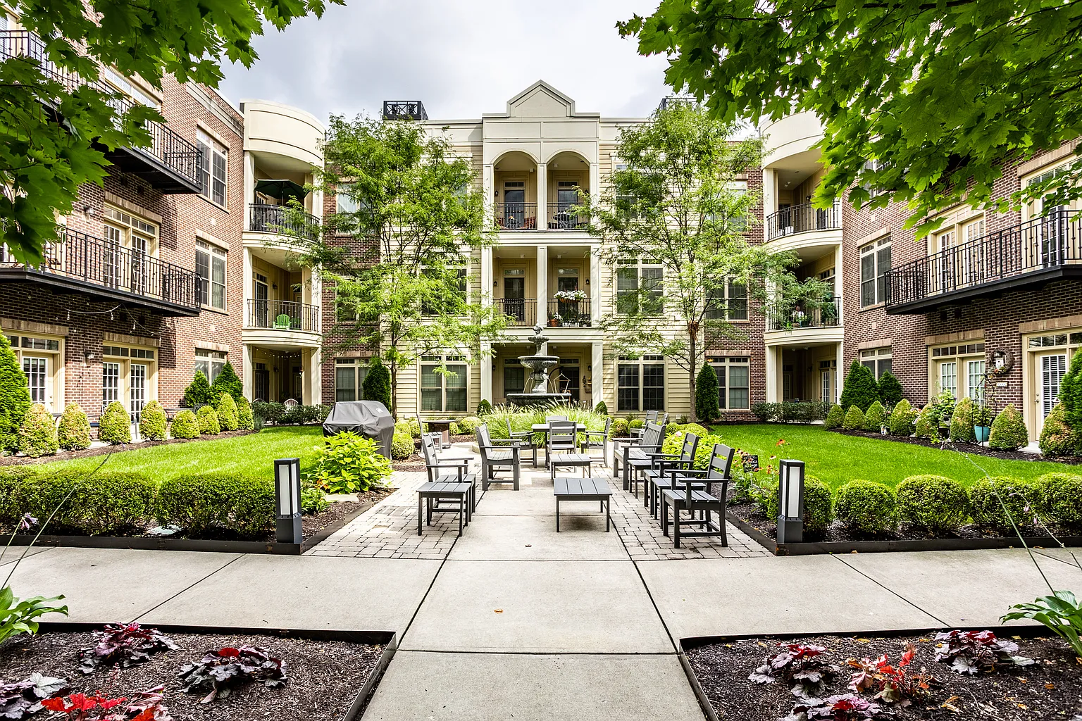 450 E Ohio St APT 216 photo 1