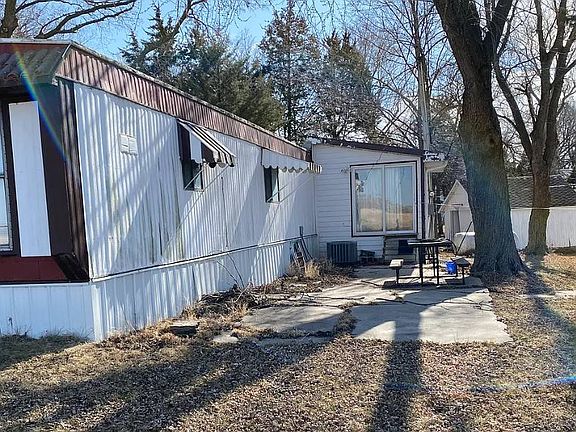 3rd image of 102 Cedar St