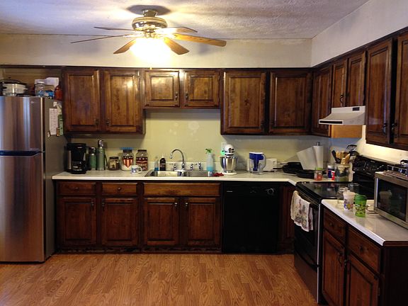 Kitchen and dining combo