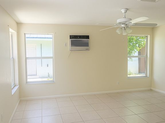 4th image of 818 SW 28th St #1