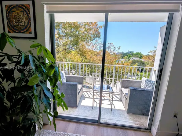 445 SW 11th St APT 408, Miami, FL 33130