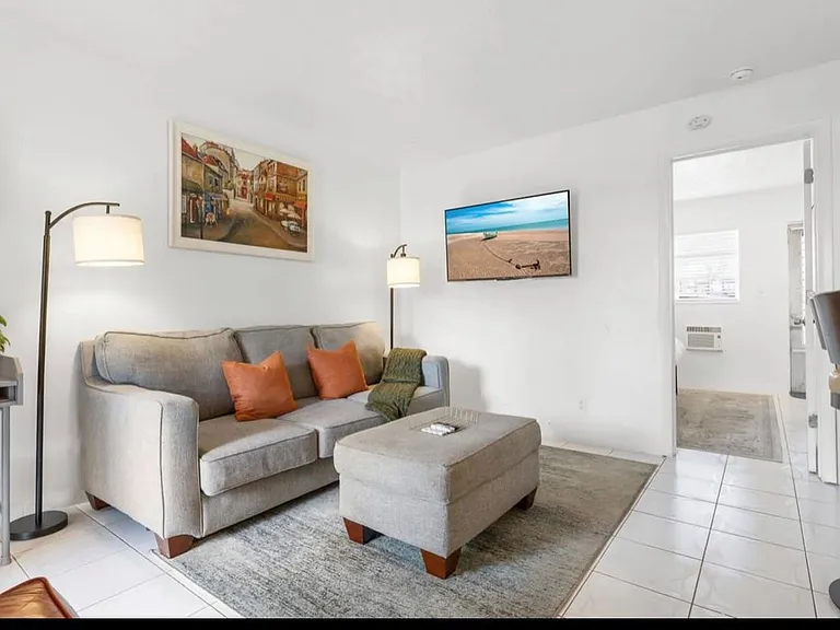 820 NE 16th Ave #3 — Photo 3