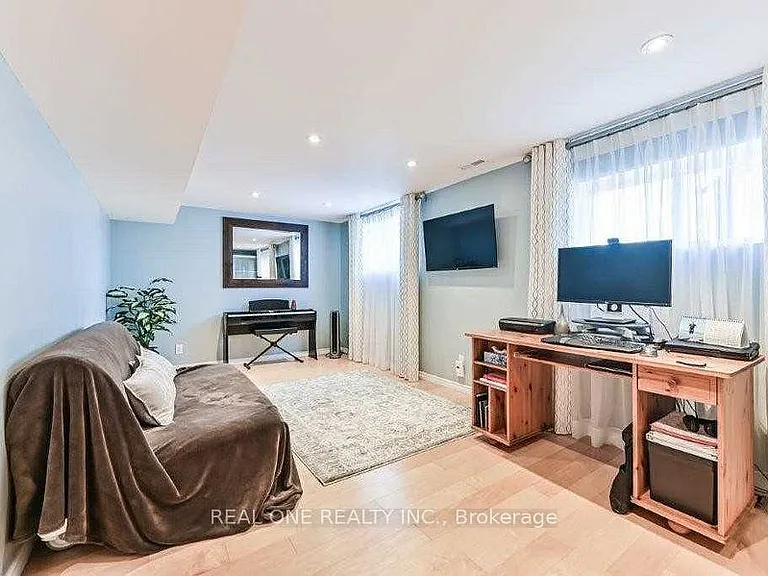 2380 Guildstone Cres — Photo 14