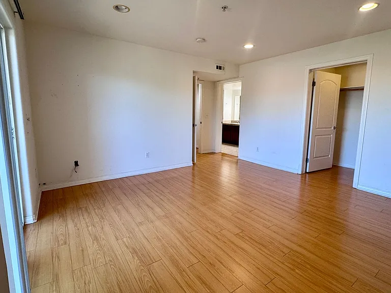 13525 Vanowen St #305 — Photo 12