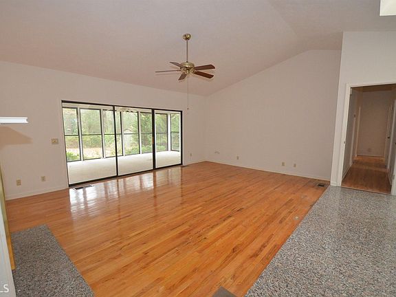 4th image of 2490 Country Club Dr