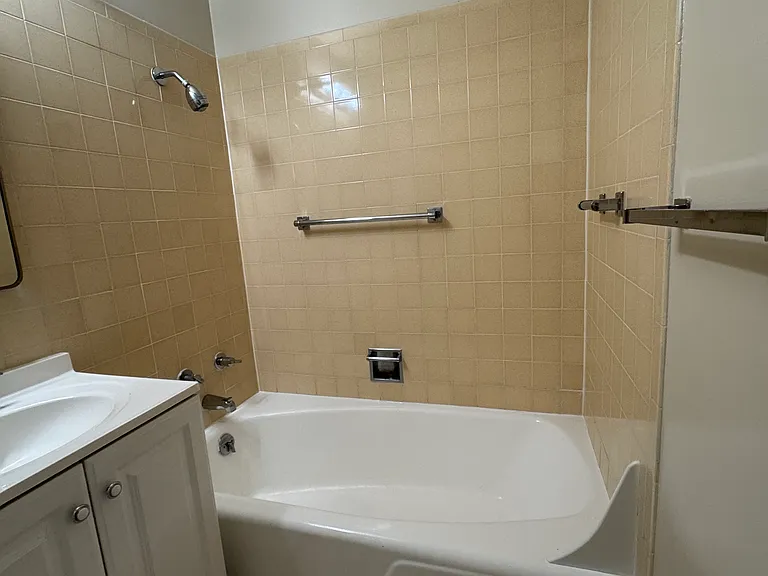 Southshore Gardens Apartments — Photo 8