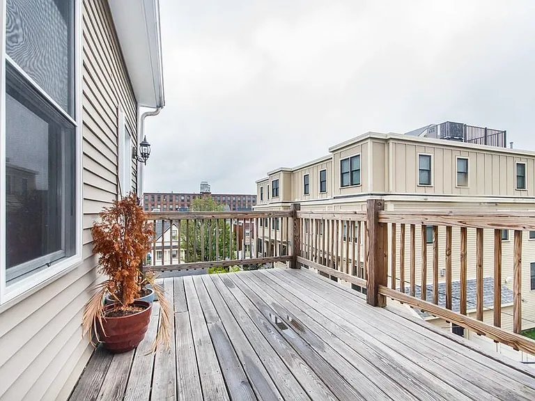 339 E St — Photo 14