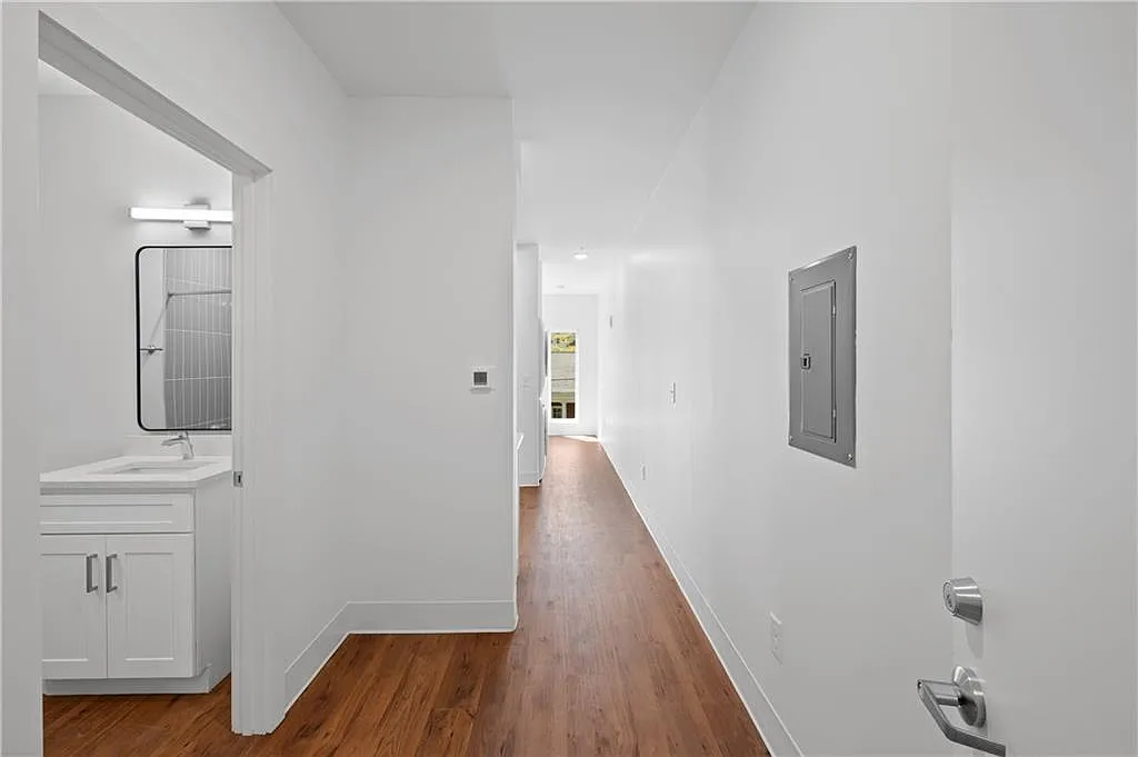 Studio, 1.0 bath, 477 sqft, $1,300 — Photo 3
