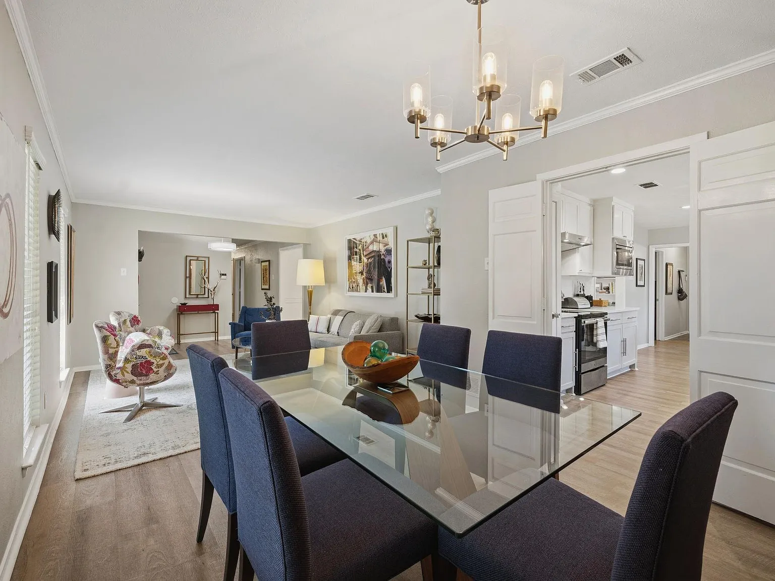 4 bed, 2.0 bath, 2362 sqft, $4,400 — Photo 1