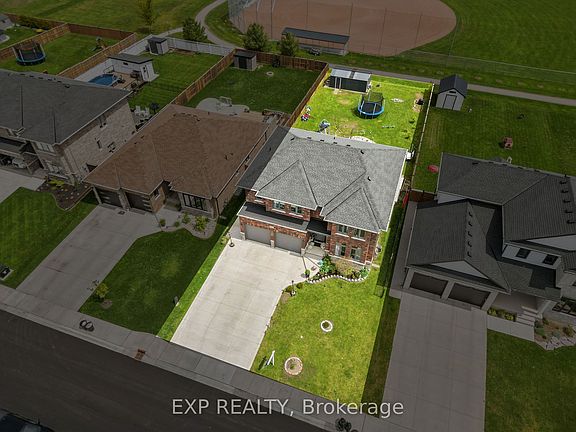 2nd image of 211 Leitch St