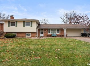 9 Parkwood Dr, Davenport, IA 52803