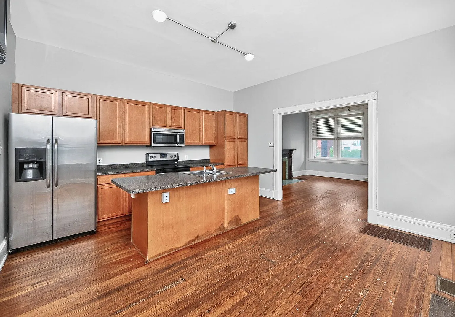 7 bed, 2.0 bath, 2516 sqft, $6,000 — Photo 3