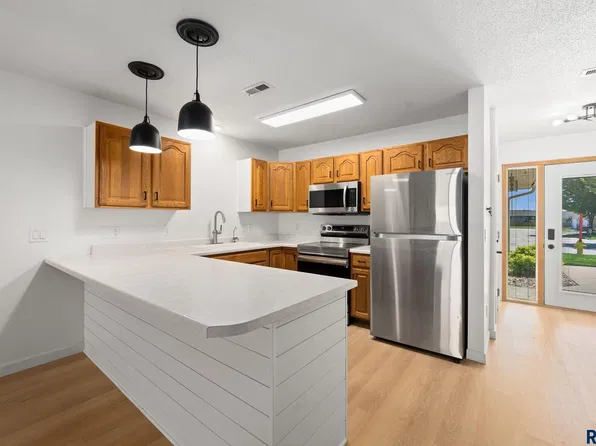 1909 S Sertoma Ave, Sioux Falls, SD 57106