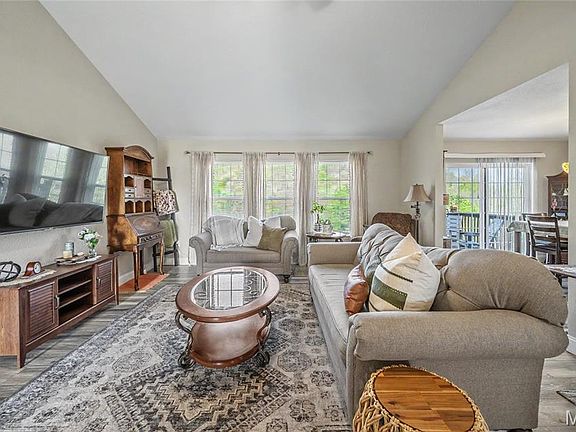 2nd image of 208 Ridgeview Dr